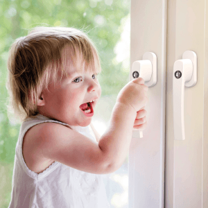 Kind versucht, abschließbaren Basi Fenstergriff in Weiß zu öffnen, Fenstersicherung für Kindersicherheit.